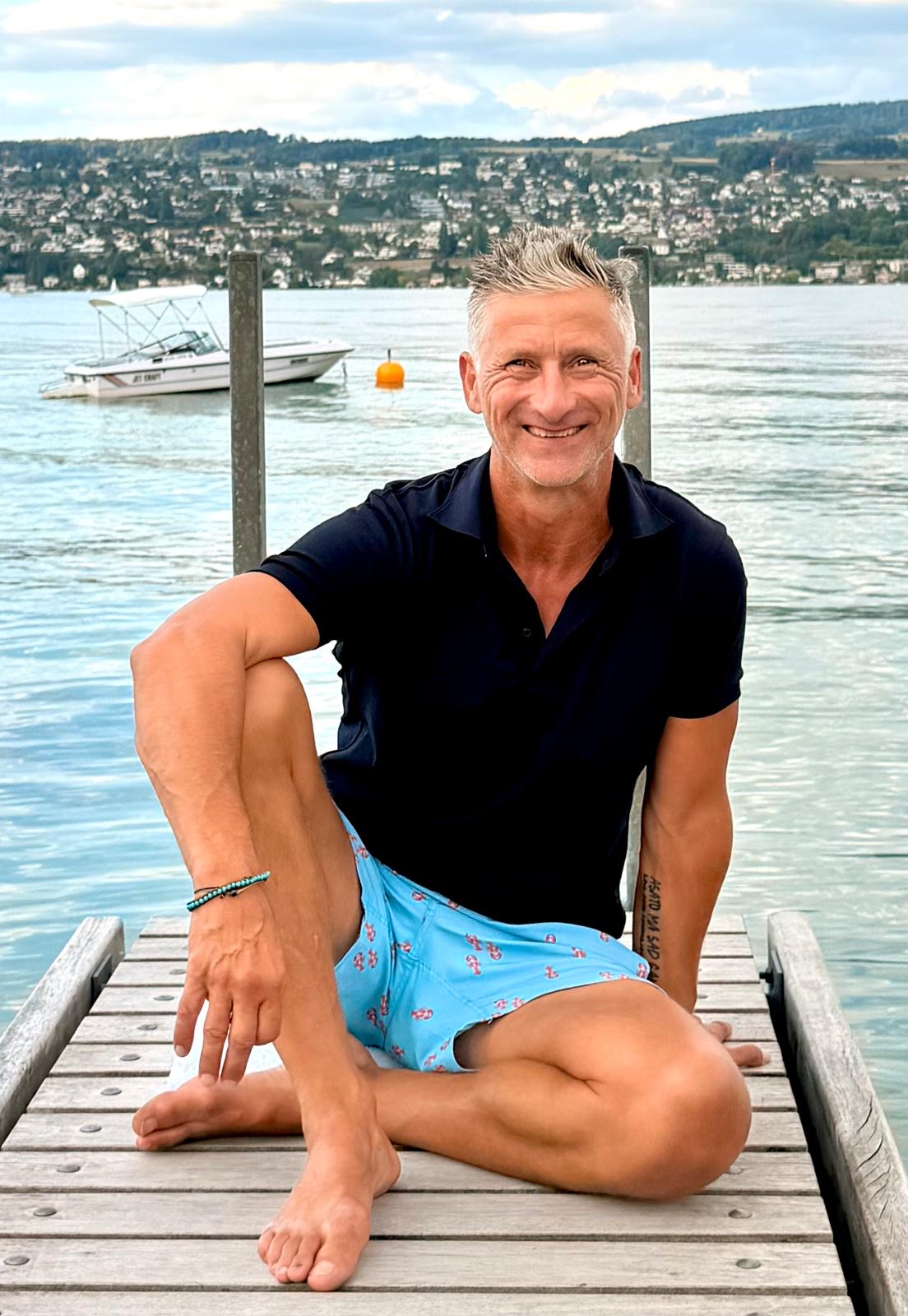 Hardy Krüger am See.